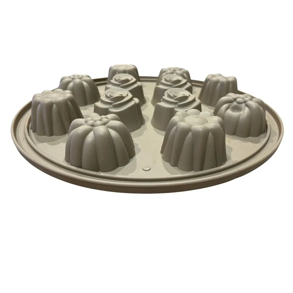 Pampered Chef Silicone Mold Bakeware Flower Cupcake Pan Muffin Pan